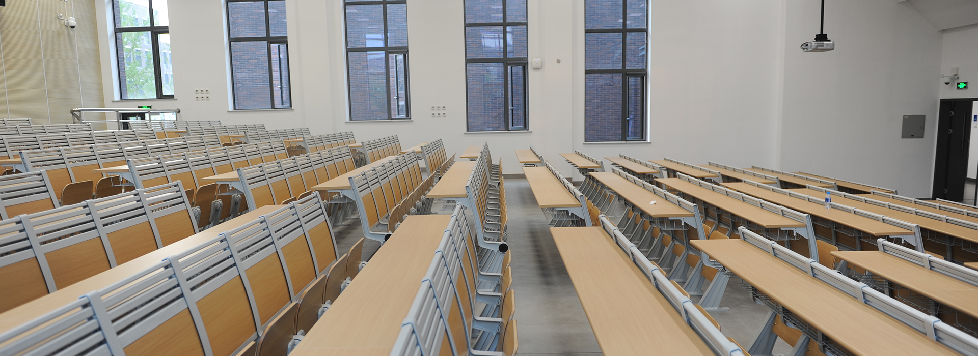 大学课桌椅选购指南:铝合金阶梯教室课桌椅与多媒体教室排椅的专业选择插图1 多媒体教室排椅在现代教学空间中的弧形布局应用