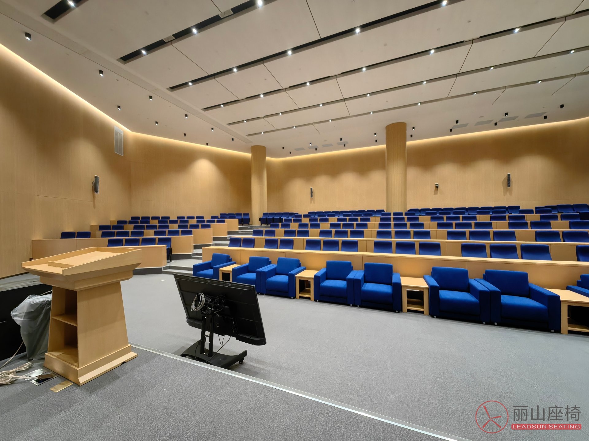 东南大学气象局学术报告厅礼堂椅案例
