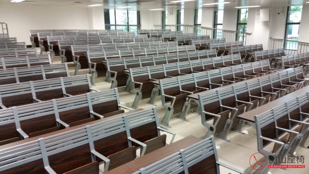 暨南大学新造校区阶梯教室全景实景图，LS-928课桌椅连排安装，灰色布艺座椅配铝合金桌脚