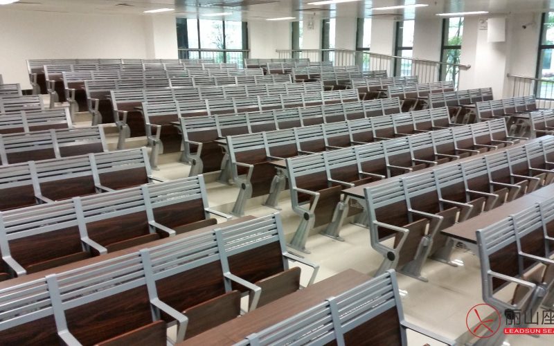 暨南大学新造校区阶梯教室课桌椅案例