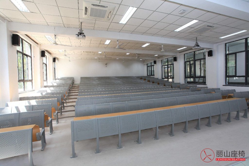 南京大学阶梯教室全景，LS-908连排课桌椅整齐排列，灰色金属框架配木纹桌面