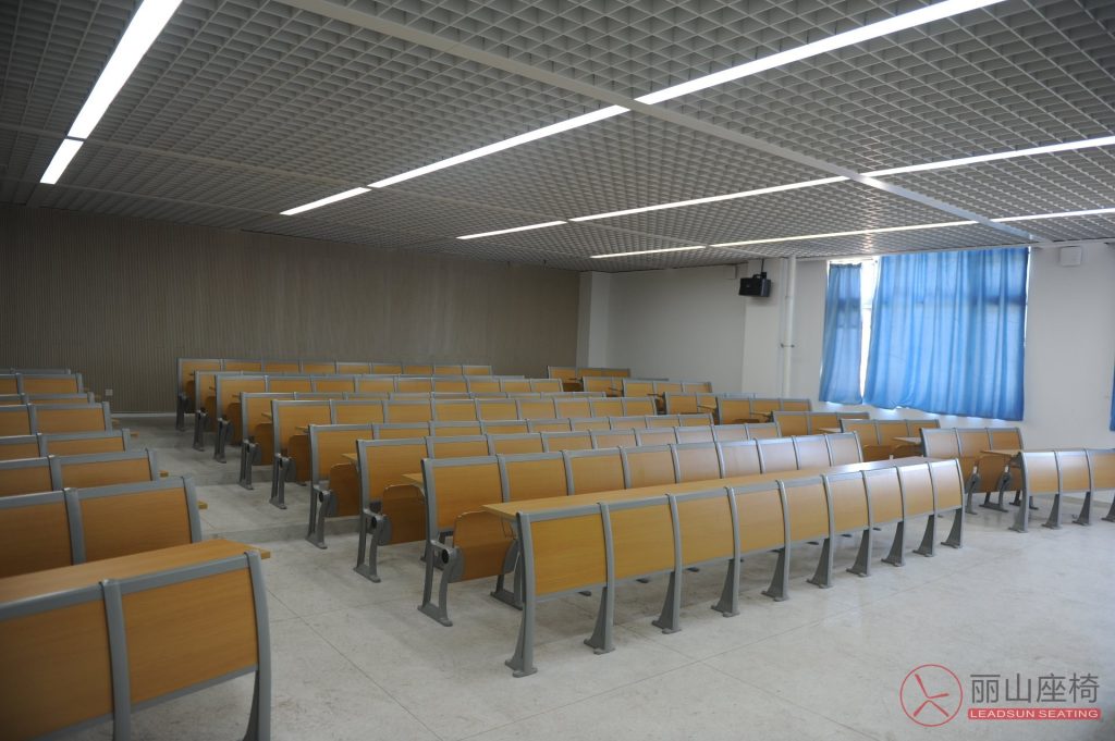 南开大学新校区阶梯教室全景实景，LS-908课桌椅整齐排列，木质桌面配银灰色铝合金框架