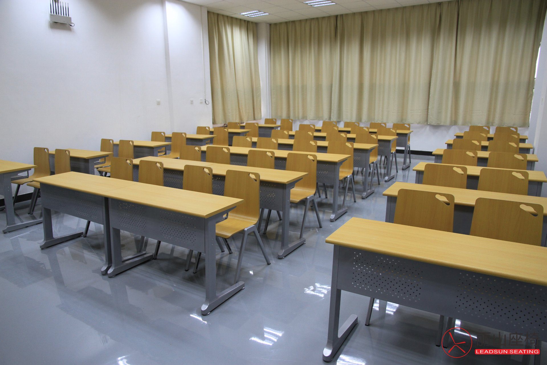 西安电子科技大学探究教室课桌椅案例